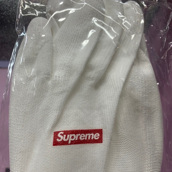 NWT Authentic Supreme Gloves - Picture 2 of 4